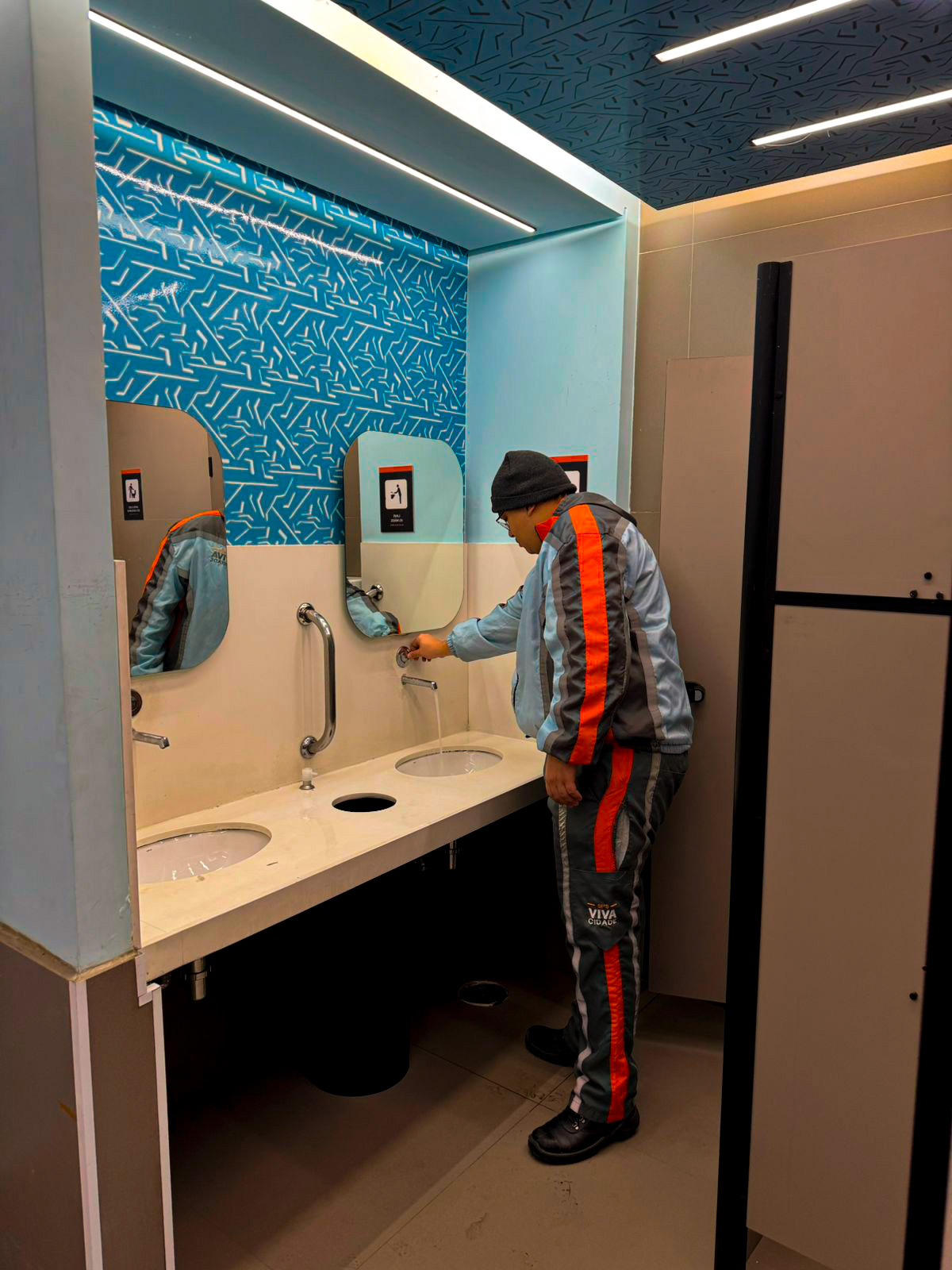 TAP - COLABORADOR VERIFICANDO SANITÁRIOS